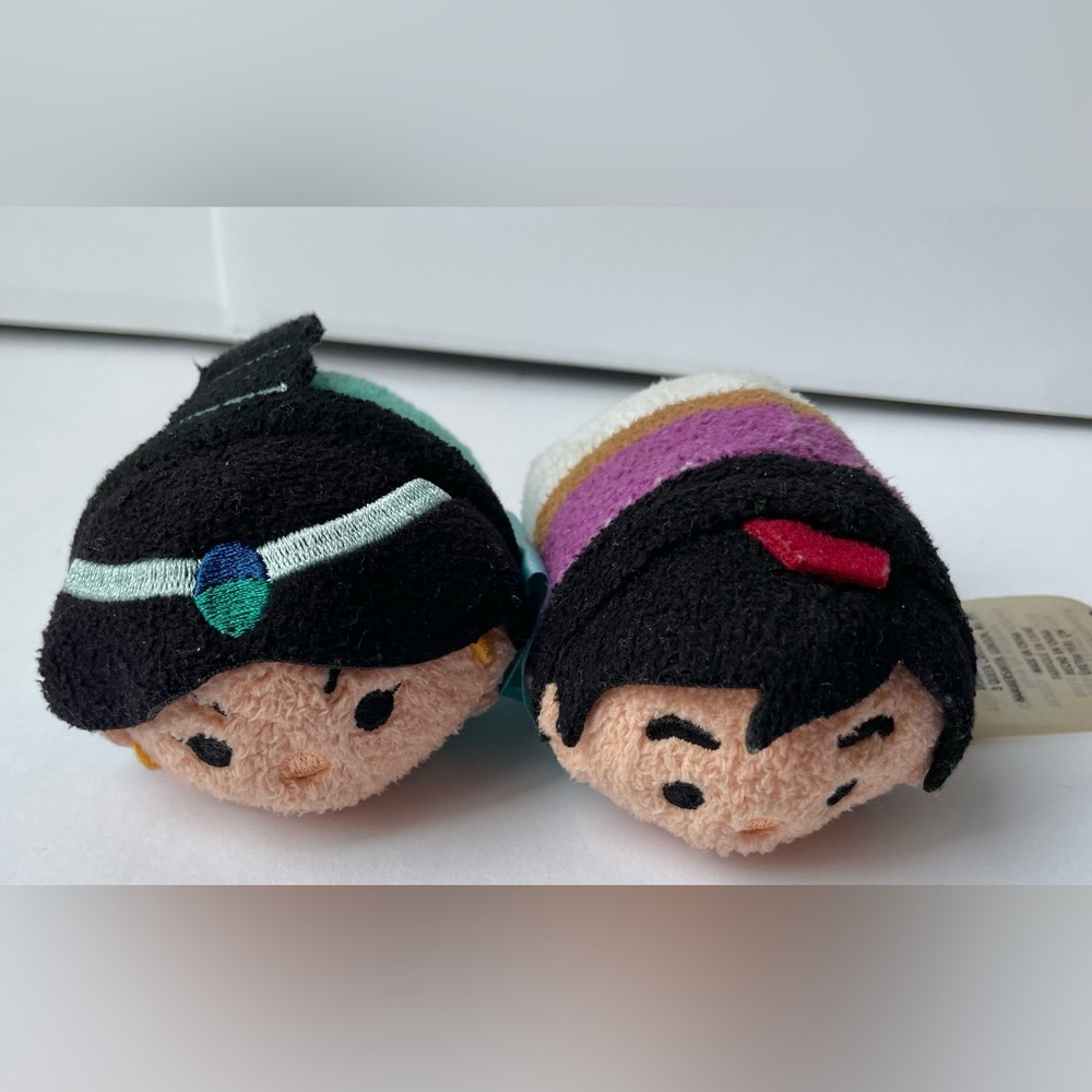 This is a lot of 2 it has Aladdin and Jasmine tsum tsum